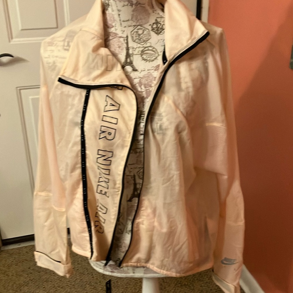 NIKE. WOMEN’S RUNNING LIGHTWEIGHT JACKET. SIZE LARGE. PEACH COLOR.  NWT